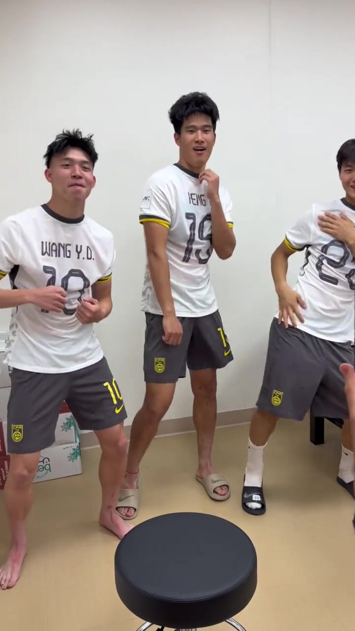 49图库澳门-王钰栋等人跳内马尔舞蹈!内马尔官方账号评论:太棒了!